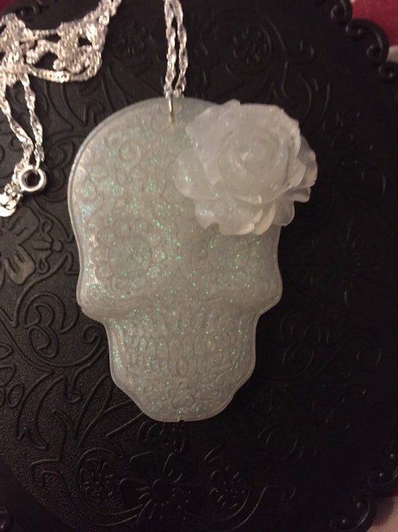 Sugar skull necklace pearl white. Skull an rose sugarskull necklace pastel gothic design halloween