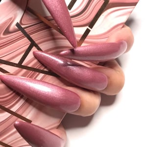 Uñas de aguja curvas XXL en oro rosa con gel acrílico. Las uñas postizas pueden venir en cualquier color.