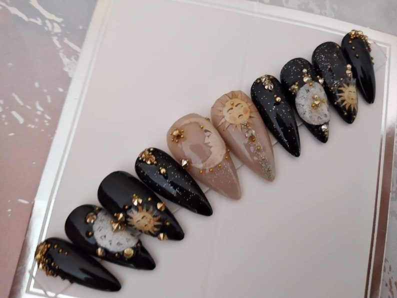 Uñas postizas reutilizables con diseño de sol, luna, estrellas y zodiaco.