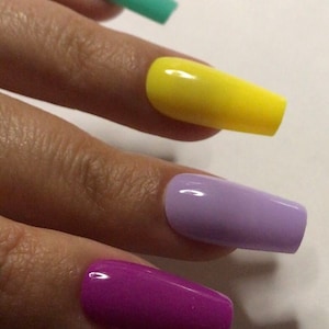 Veelkleurige zomertaling, geel, lila en fuchsia Press on Nails zijn met de hand geschilderd en verkrijgbaar in elke vorm en lengte