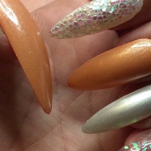 Laranja tangerina, branco pérola e glitter iridescente, esmalte em gel uv pintado à mão, unhas postiças/artificiais