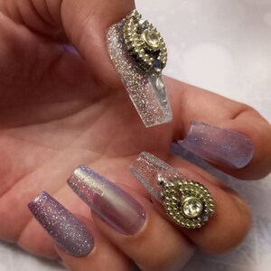 I set di unghie finte effetto lavanda vintage sono disponibili in qualsiasi forma e lunghezza.