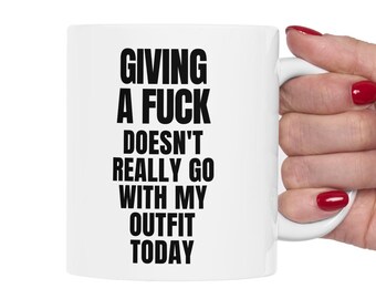 Taza de café de 325 ml con la frase "Me importa un carajo" que no combina con mi atuendo de hoy.