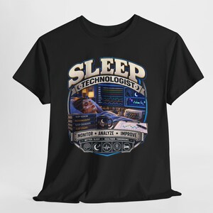 Könnte beinhalten: Ein schwarzes T-Shirt mit einer Grafik eines Schlaftechnologen bei der Arbeit. Das Design zeigt einen Patienten im Bett, medizinische Monitore, einen Stapel Bücher mit der Aufschrift Sleep Medicine und den Text Monitor, Analyze, Improve, Better Sleep, Healthier Tomorrows.