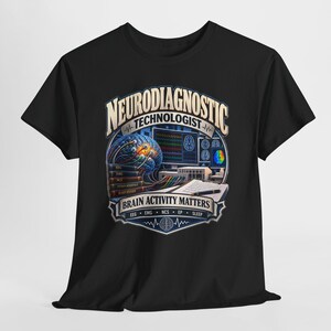 以下が含まれることがあります： NEURODIAGNOSTIC TECHNOLOGISTおよびBRAIN ACTIVITY MATTERSのテキストがプリントされた黒の半袖Tシャツ。デザインには、様式化された脳、医療用モニター、本、ペン付きのクリップボード、およびEEG、EMG、NCS、EP、SLEEPの文字が含まれています。