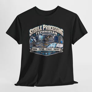 Könnte beinhalten: Ein schwarzes T-Shirt mit einem Aufdruck, der den Text Sterile Processing Technician enthält. Das Design zeigt medizinische Instrumente, ein Sterilisationsgerät sowie die Wörter Clean, Prepare, Sterilize, Protect und Patient Safety Starts Here.
