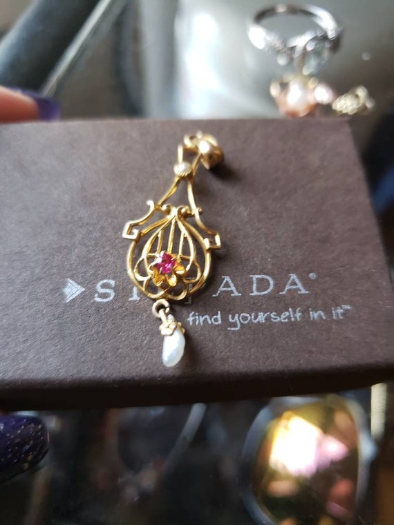 Lavalier 10kt gold pendant