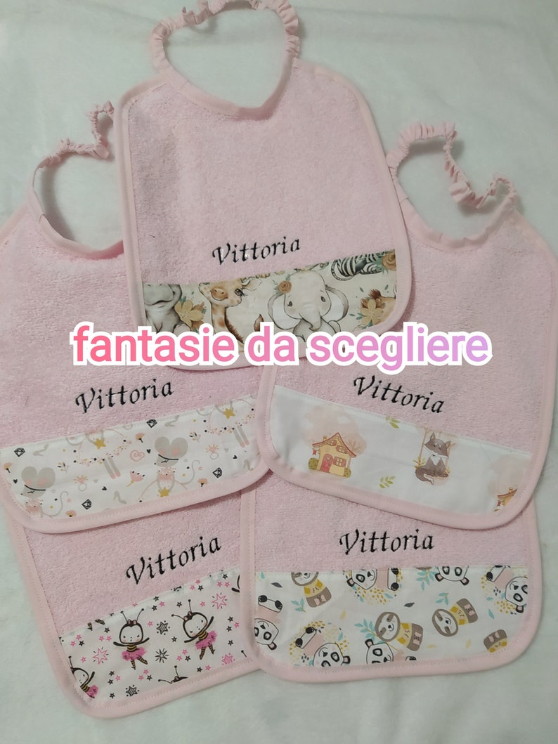 Set bavaglini asilo. Bavaglini asilo con ricamo. Set bavaglini personalizzato. Bavaglini spugna ricamati Fantasia a scelta