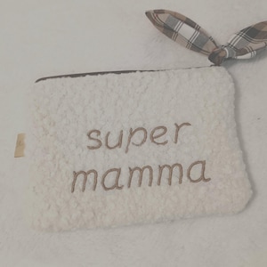 Può includere: Una tazza di ceramica bianca con un manico nero e la scritta "But First, Coffee" in stile scritto a mano. La tazza è su una superficie bianca. La tazza è alta circa 10 cm.