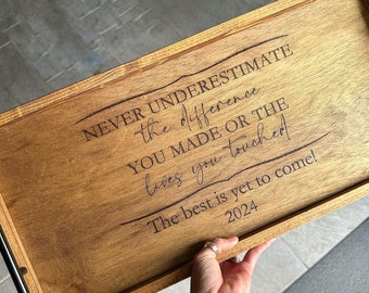 Plateau de service personnalisé pour la retraite : planche à charcuterie en bois gravée