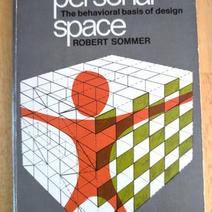 Puede incluir: Un juego de tres tazas de cerámica con un acabado mate moteado. Las tazas son de color crema, gris claro y gris oscuro. Cada taza tiene un diseño simple y minimalista y un asa redondeada. Las tazas están apiladas una encima de la otra.