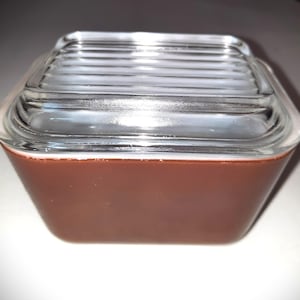 Plato para refrigerador Pyrex 501B vintage con tapa. Parte del modelo americano antiguo.