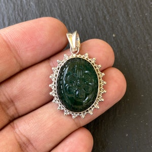 Ciondolo in argento sterling con smeraldo intagliato: cabochon floreale fatto a mano