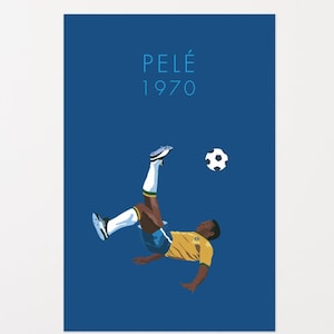 Könnte beinhalten: Ein Poster mit blauem Hintergrund, das eine stilisierte Illustration von Pelé in einem Fußballtrikot zeigt, der einen Fallrückzieher ausführt. Der Text "PELÉ 1970" ist in Weiß. Ein Fußball ist ebenfalls im Bild.