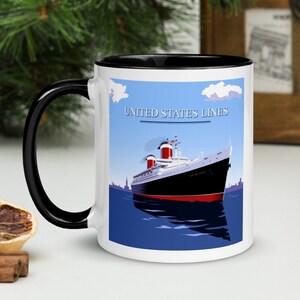 Puede incluir: Taza de cerámica blanca con borde y asa negros. La taza presenta una ilustración colorida de un barco con el texto "UNITED STATES LINES" encima.