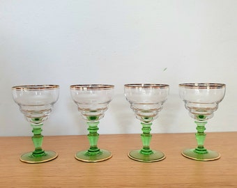 Set mit 4 Vintage Likör Aperitifgläsern mit grünem Stiel, grünen Gläsern