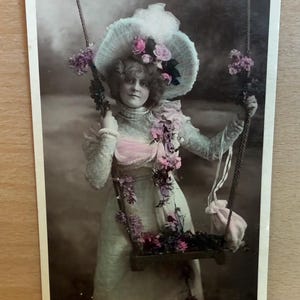 Postal fotográfica antigua coloreada a mano de la estrella de cine de moda glamorosa del Art Decó de los años 30, que representa a la actriz estrella Marie Studholme.