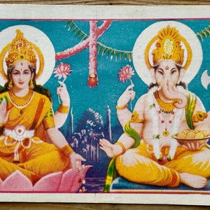 Rara cartolina d&#39;epoca inutilizzata con stampa litografica della dea indù Lakshmi e del Signore Ganesh