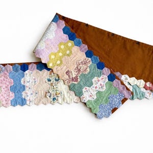 cantonnière vintage patchwork faite main de 165 cm, cantonnière courtepointe fleurie, décor cottage patchwork hexagonal, cantonnière ancienne extra longue