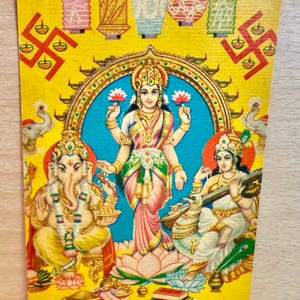 Karta pocztowa Saraswati, nieużywana karta z pozdrowieniami z okazji Diwali, zabytkowy indyjski druk litograficzny, wystrój domowej świątyni, hinduskie bóstwo bogini, hinduska pocztówka