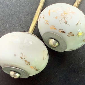 Knäufe handbemalt, vintage Knäufe aus Porzellan, 2er Set, Knäufe Keramik, Schubladengriffe weiß und gold, Retro Türgriff, Vintage Wohndekor