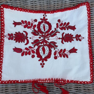 Funda de cojín vintage húngara bordada en rojo, almohada cuadrada con motivos florales populares