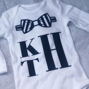 Monograma apilado con lazo bebé Onesie para el niño "El pequeño caballero"