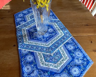 Chemin de table floral bleu avec des touches d'or métallique - Design géométrique - Superbe cadeau de pendaison de crémaillère