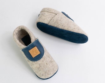 Parfait pour toute l’année: chaussures pour bébé, chaussures rampantes, pantoufles en laine mérinos et cuir biologique en bleu.