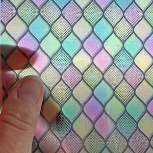 以下が含まれることがあります： ダイヤモンドパターンが施された虹色の模造ガラスのシート。このガラスは、ドールハウスの窓やその他のミニチュア作品に適しています。シートの下部には「whisperingruby.etsy.com」というテキストが印刷されています。