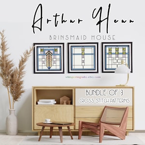 Może przedstawiać: Trzy oprawione wzory haftu krzyżykowego z geometrycznymi wzorami wiszą nad drewnianą szafką. Tekst "Arthur Henn Brinsmaid House" znajduje się nad ramkami. Wazon z suszonymi roślinami i mały stolik z laptopem znajdują się na pierwszym planie. Tekst "BUNDLE OF 3 CROSS STITCH PATTERNS" znajduje się na szafce.