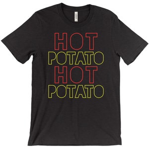 Puede incluir: Camiseta negra con el texto "HOT POTATO HOT POTATO" en rojo y amarillo.