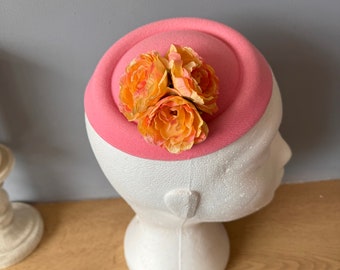 Accesorio para el cabello de sombrero fascinador de flores de pastillero rosa