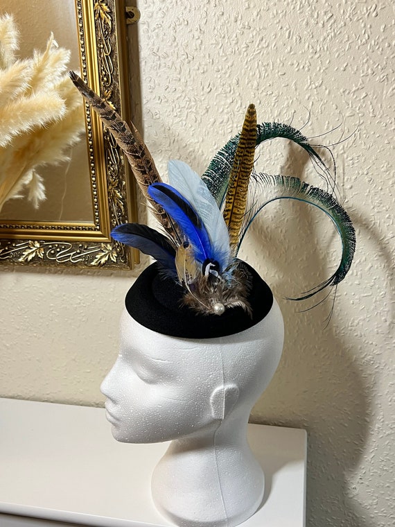 Fascinant Chapeau Pilulier Femme - Gris Pâle, Plumes, élastique - Couture By Design