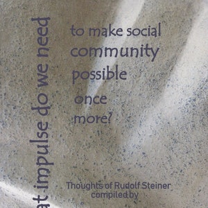 Könnte beinhalten: Ein strukturierter, hellgrauer Hintergrund mit dem Text "What impulse do we need" in vertikaler Ausrichtung. Der Text "to make social community possible once more?" ist ebenfalls sichtbar. Das Bild enthält den Text "Thoughts of Rudolf Steiner compiled by Angelika Heide-Jensen."