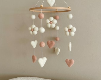 Mobile pour bébé en feutrine avec boules et cœurs / Mobile / Mobile bébé en feutrine / Mobile pour berceau / Chambre de bébé / Naissance / Mobile en feutrine / Berceau