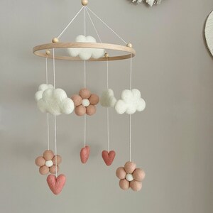 Baby Mobile aus Filzkugeln,Herzchen und Filzwolken Wolken /Baby Mobile Filz/Babybett Mobile/Babyzimmer/Geburt/ Mobile Felt/ Baby crib Bild 2