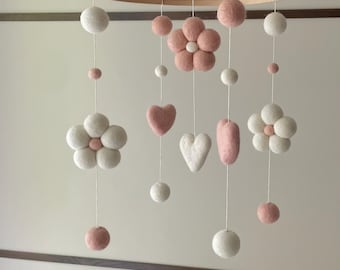 Giostrina per neonati realizzata con palline e cuori di feltro/Giostrina/Giostrina per neonati in feltro/Giostrina per culla/Cameretta/Nascita/Giostrina in feltro/Culla