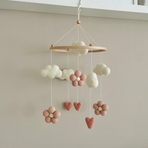 Baby Mobile aus Filzkugeln,Herzchen und Filzwolken Wolken /Baby Mobile Filz/Babybett Mobile/Babyzimmer/Geburt/ Mobile Felt/ Baby crib Bild 1