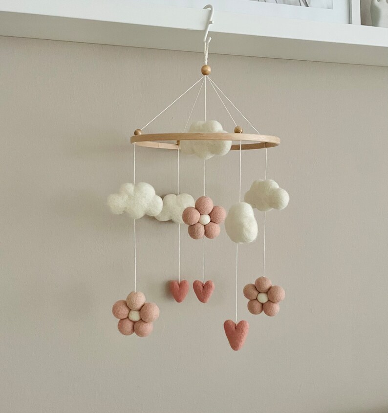 Baby Mobile aus Filzkugeln,Herzchen und Filzwolken Wolken /Baby Mobile Filz/Babybett Mobile/Babyzimmer/Geburt/ Mobile Felt/ Baby crib Bild 1