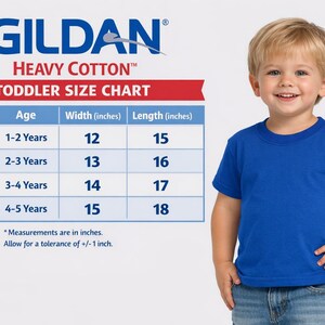 K&ouml;nnte beinhalten: Ein junges Kind tr&auml;gt ein blaues T-Shirt und Jeans. Das Bild enth&auml;lt eine Gr&ouml;&szlig;entabelle f&uuml;r T-Shirts f&uuml;r Kleinkinder mit Ma&szlig;en in Zoll. Die Tabelle tr&auml;gt die Aufschrift "GILDAN HEAVY COTTON TODDLER SIZE CHART".