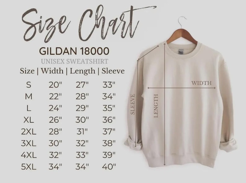 Puede incluir: Una sudadera unisex Gildan 18000 de color crema cuelga de una percha de madera. La imagen incluye una tabla de tallas con medidas en pulgadas para el ancho, el largo y el largo de la manga, que van desde la talla S hasta la 5XL.
