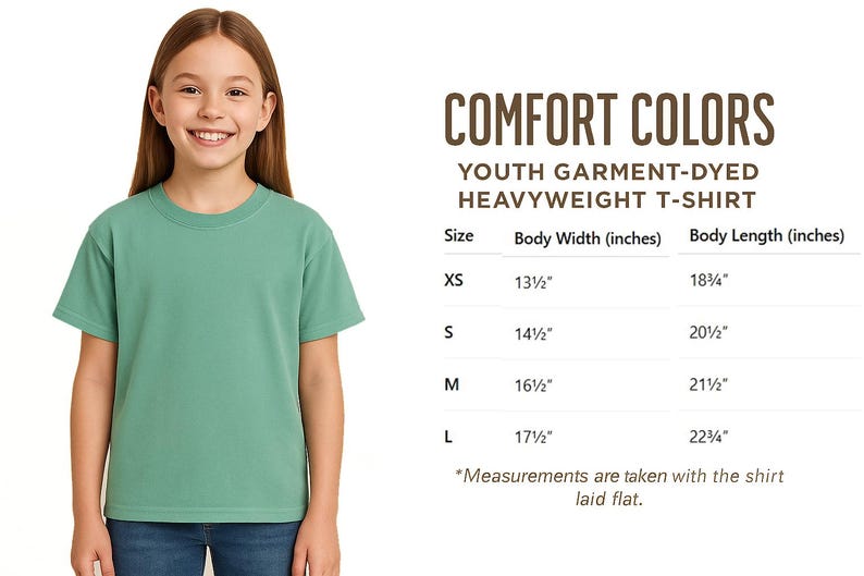 K&ouml;nnte beinhalten: Ein junger Mensch tr&auml;gt ein gr&uuml;nes Comfort Colors Youth Garment-Dyed Heavyweight T-Shirt. Das Shirt hat einen Rundhalsausschnitt und kurze &Auml;rmel. Das Bild enth&auml;lt eine Gr&ouml;&szlig;entabelle mit Ma&szlig;en in cm.
