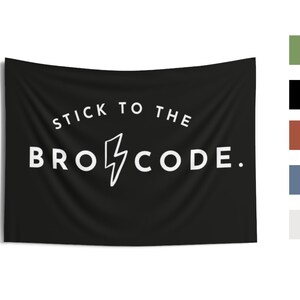 Puede incluir: Tapiz negro con texto blanco que dice "Stick to the Bro Code". Se incluye un gráfico de rayo en el texto.
