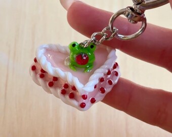 DISPONIBLE POR TIEMPO LIMITADO / Llavero de pastel de rana / Lindo dije de arcilla / Mini dije / Dije kawaii / Dije cottagecore / Dije para bolso / Arcilla polimérica