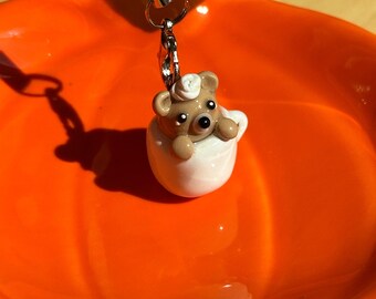 Adorno para teléfono con forma de oso de café con leche / Arcilla polimérica / Arte adorable / Café de otoño / Amante del café / Adorno para bolso / Accesorios electrónicos
