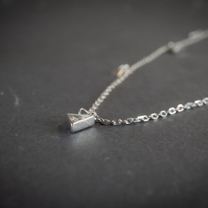Halskette mit Dreieck Anhänger • Silber Halskette mit Plättchen • Silber Halskette • Geschenk für Sie