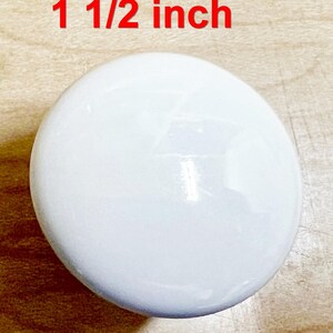 Puede incluir: Pomo de cer&aacute;mica blanco con un acabado liso y brillante. El pomo tiene un di&aacute;metro de 3,8 cm.