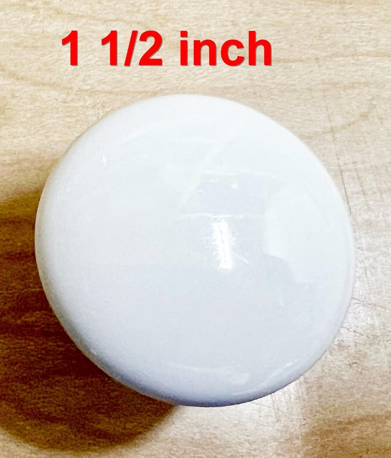 Puede incluir: Pomo de cer&aacute;mica blanco con un acabado liso y brillante. El pomo tiene un di&aacute;metro de 3,8 cm.