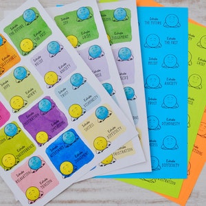 Puede incluir: Un conjunto de tarjetas de atenci&oacute;n plena de colores con ilustraciones de una persona meditando. Las tarjetas presentan frases como "Inhala Esperanza, Exhala Preocupaci&oacute;n" y "Inhala Confianza, Exhala Deshonestidad".